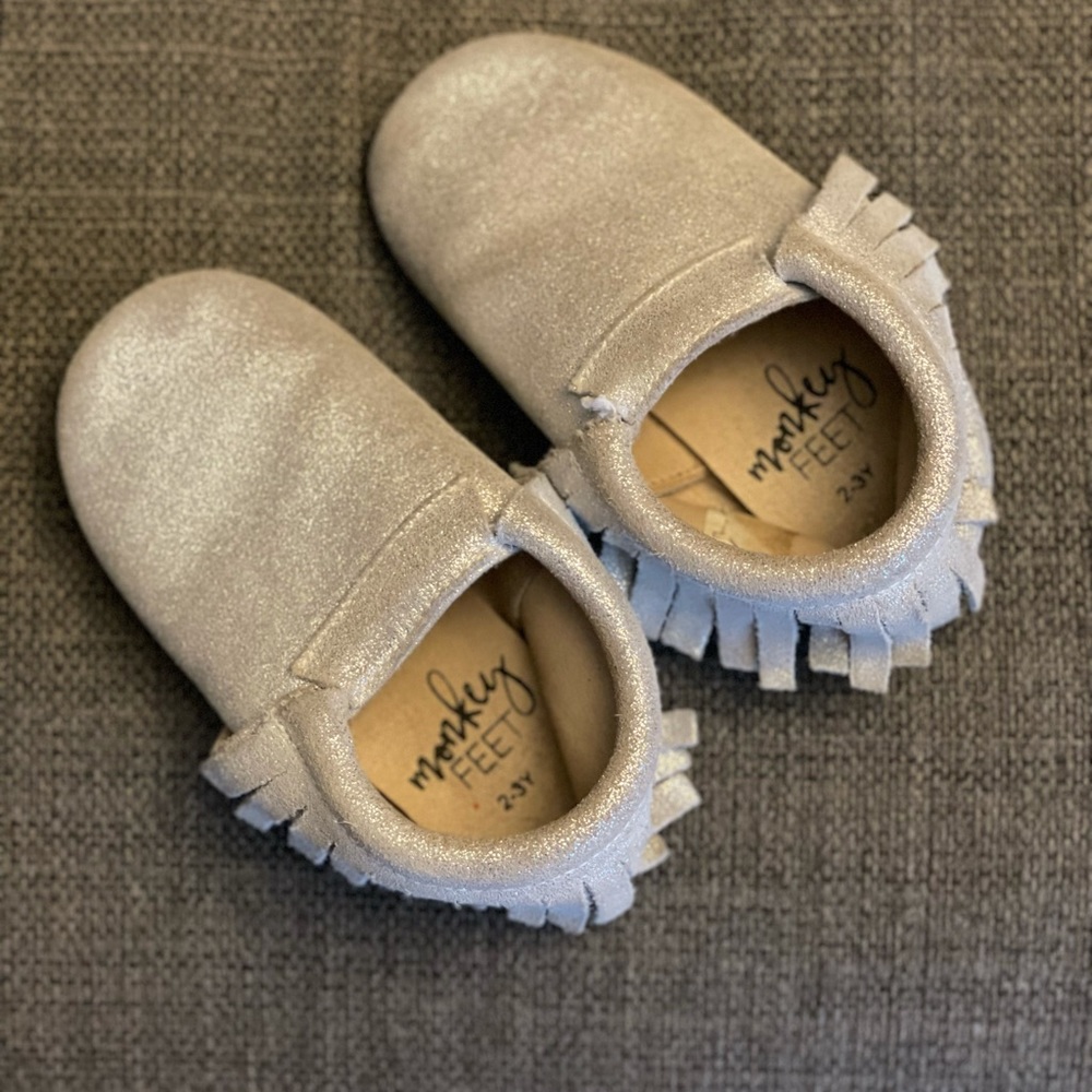 🌹🌹Little girl’s Monkey Feet silver shoes